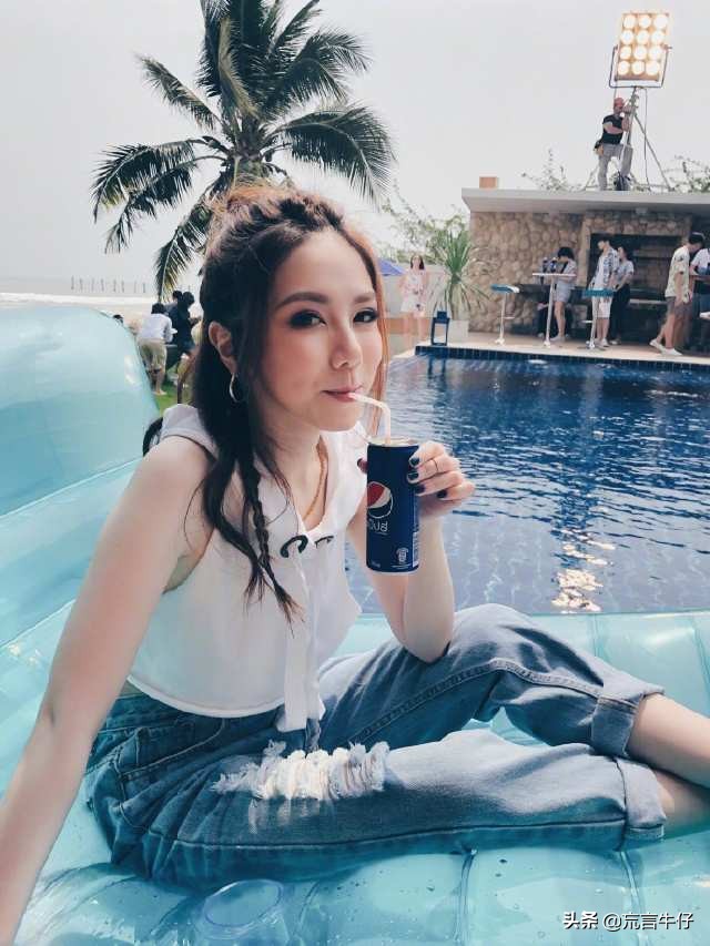 邓紫棋晒运动照，短袖T恤搭配破洞牛仔裤，春节前后身材对比明显