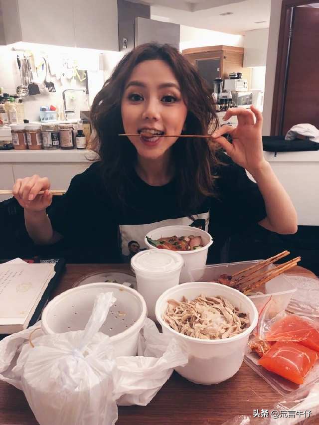 邓紫棋晒运动照，短袖T恤搭配破洞牛仔裤，春节前后身材对比明显