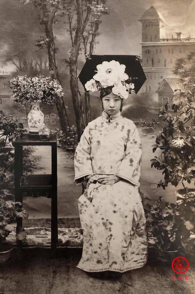 韫媖长大后嫁给了润良(末代皇后婉容之兄).